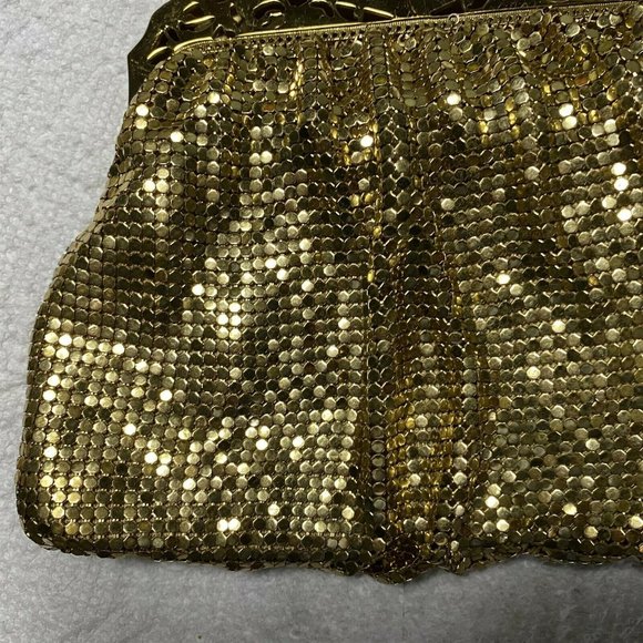 Vintage WHITING & DAVIS Gold Tone Mesh Purse With Filigree Metal Top - Picture 3 of 12